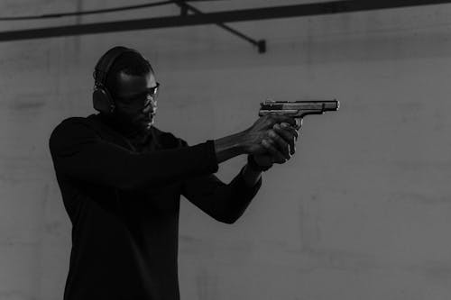 Kostnadsfria Kostnadsfri bild av afroamerikansk man, gråskale, handeldvapen Stock foto