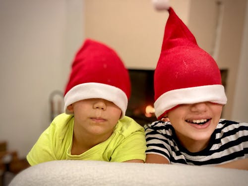 Δωρεάν στοκ φωτογραφιών με αδέρφια, καλά Χριστούγεννα, κόκκινο καπάκι