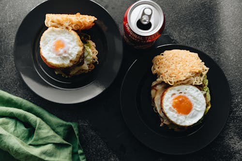 Безкоштовне стокове фото на тему «Coca-Cola, ramen burger, їжа flatlay»