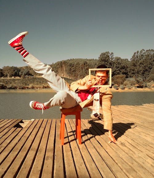 Безкоштовне стокове фото на тему «дерев'яна платформа, костюм, людина»