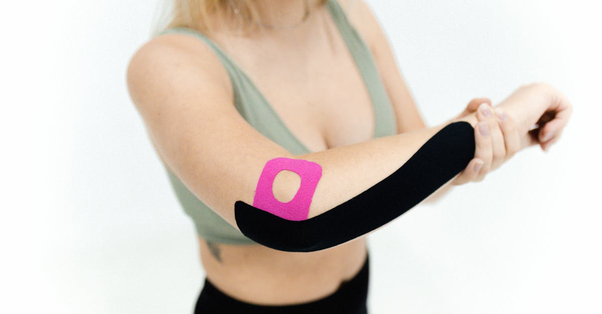 Une femme faisant des étirements avant de courir sur un sentier boisé.