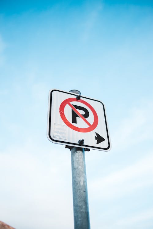 Sign forbidding parking against cloudless blue sky