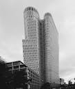 这张当代摩天大楼的黑白图像，其立面呈独特的弧形