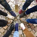 运动鞋圈子代表着鹅卵石人行道的多样性和都市时尚