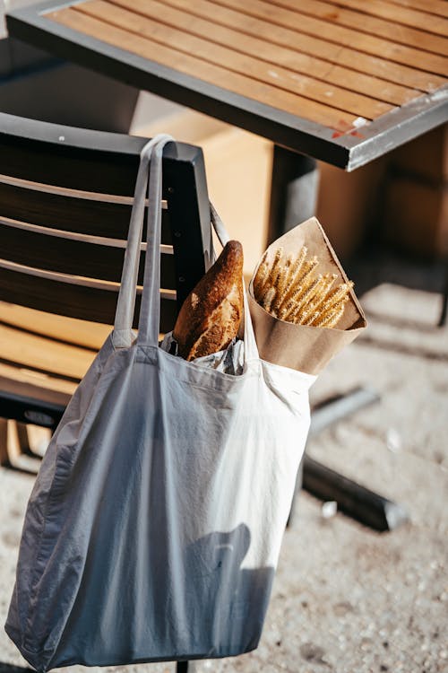 無料 白いビニール袋に茶色のパン 写真素材