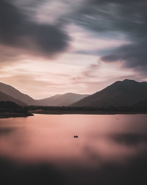 dağlar, dikey atış, doğa içeren Ücretsiz stok fotoğraf