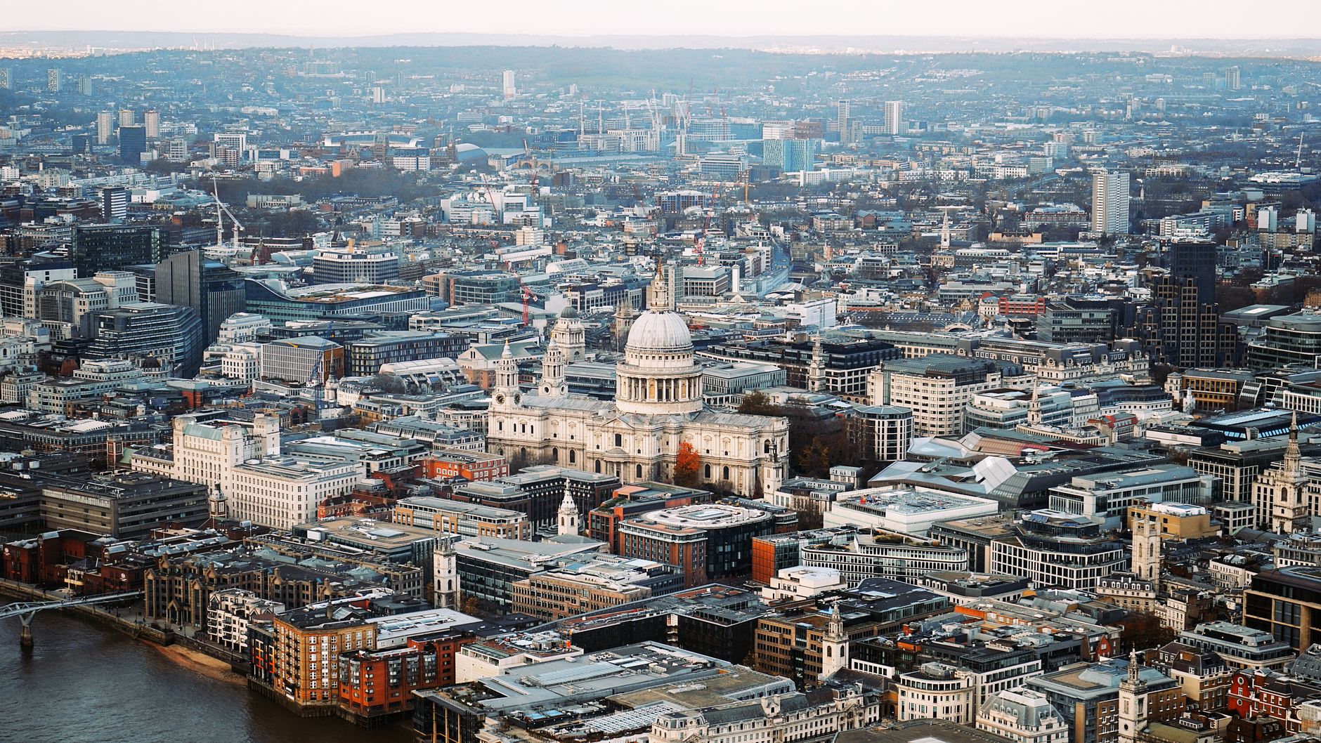 Impresionante vista aérea de la Catedral de St Paul's en medio del paisaje urbano de London.