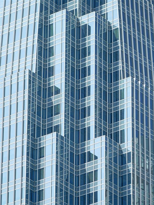 白天的現代玻璃摩天大樓的立面