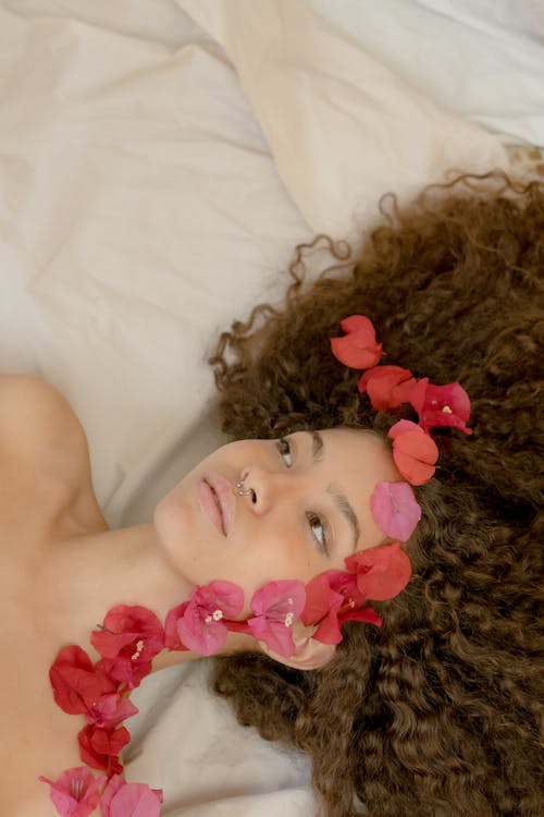 Femme Allongée Sur Un Lit Blanc