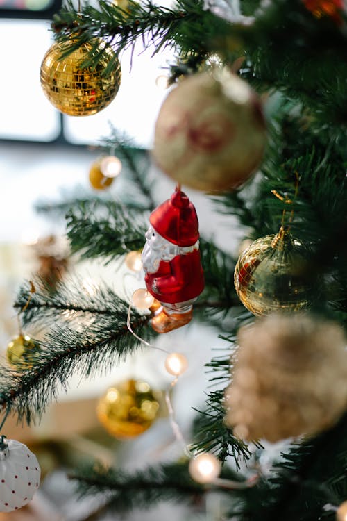 Bolas Vermelhas E Douradas Na árvore De Natal Verde