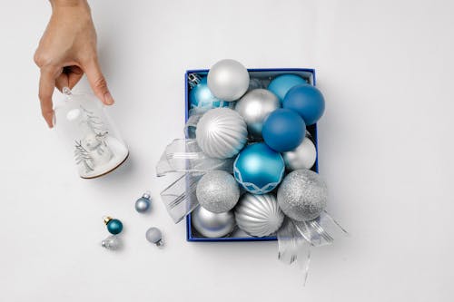 盒子裡的藍色和白色氣球