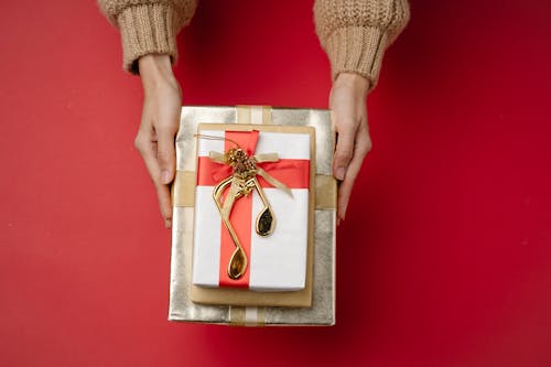 Personne Tenant Une Boîte Blanche Et Rouge