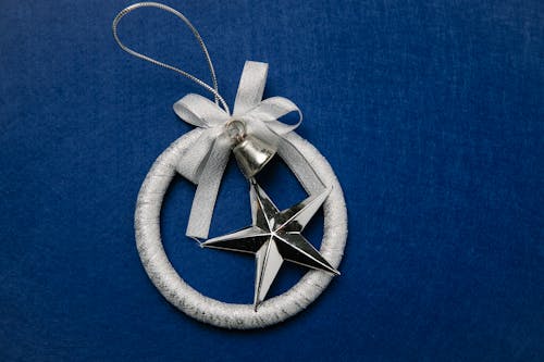 Silver Star Ornament Na Niebieskim Materiale