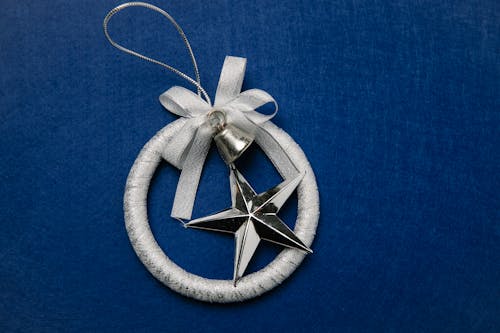 Silver Star Ornament Na Niebieskim Materiale