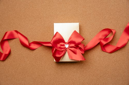 бело красная подарочная коробка с красной лентой