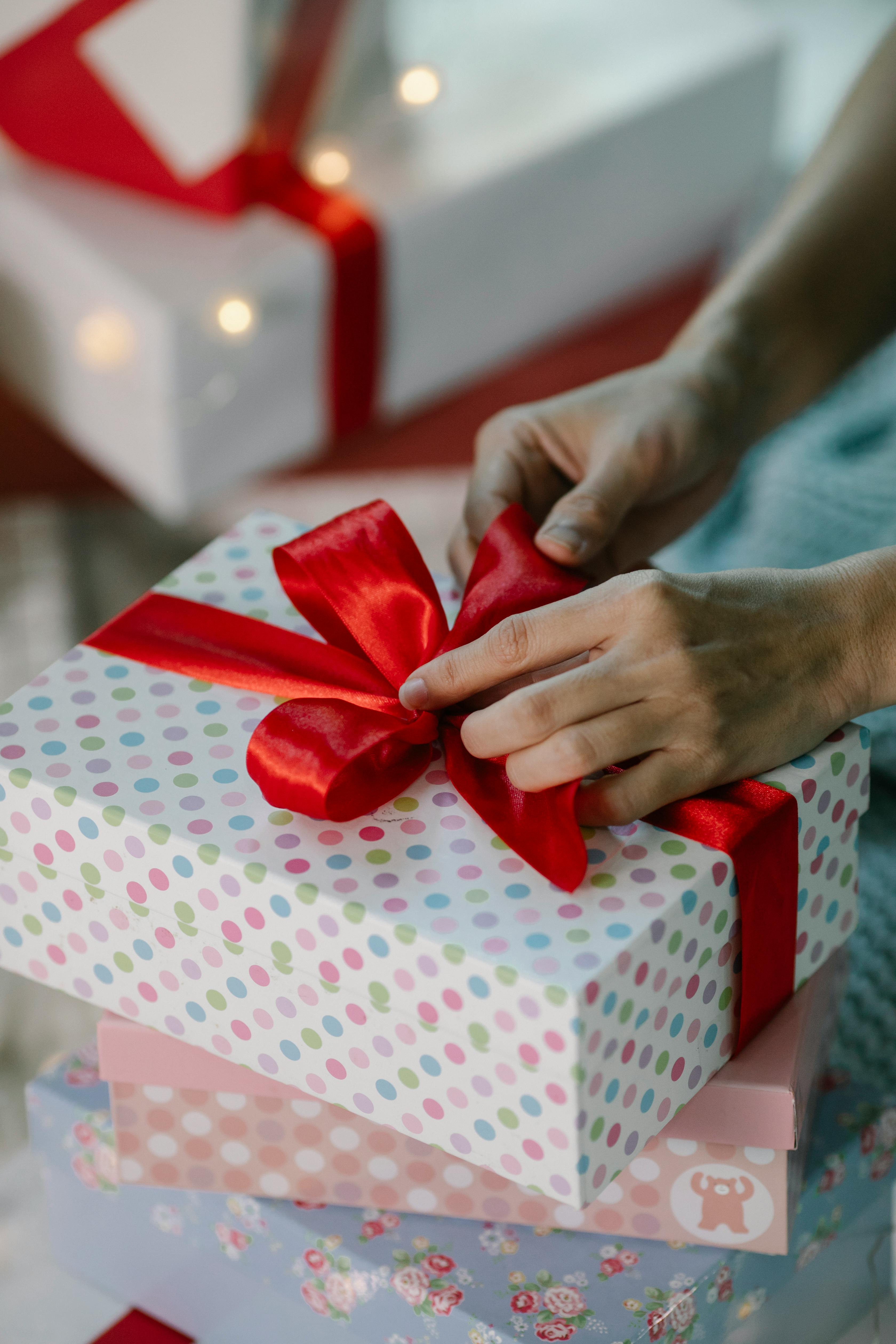 Persona Con Caja De Regalo Con Estampado De Corazón Rojo Y Blanco