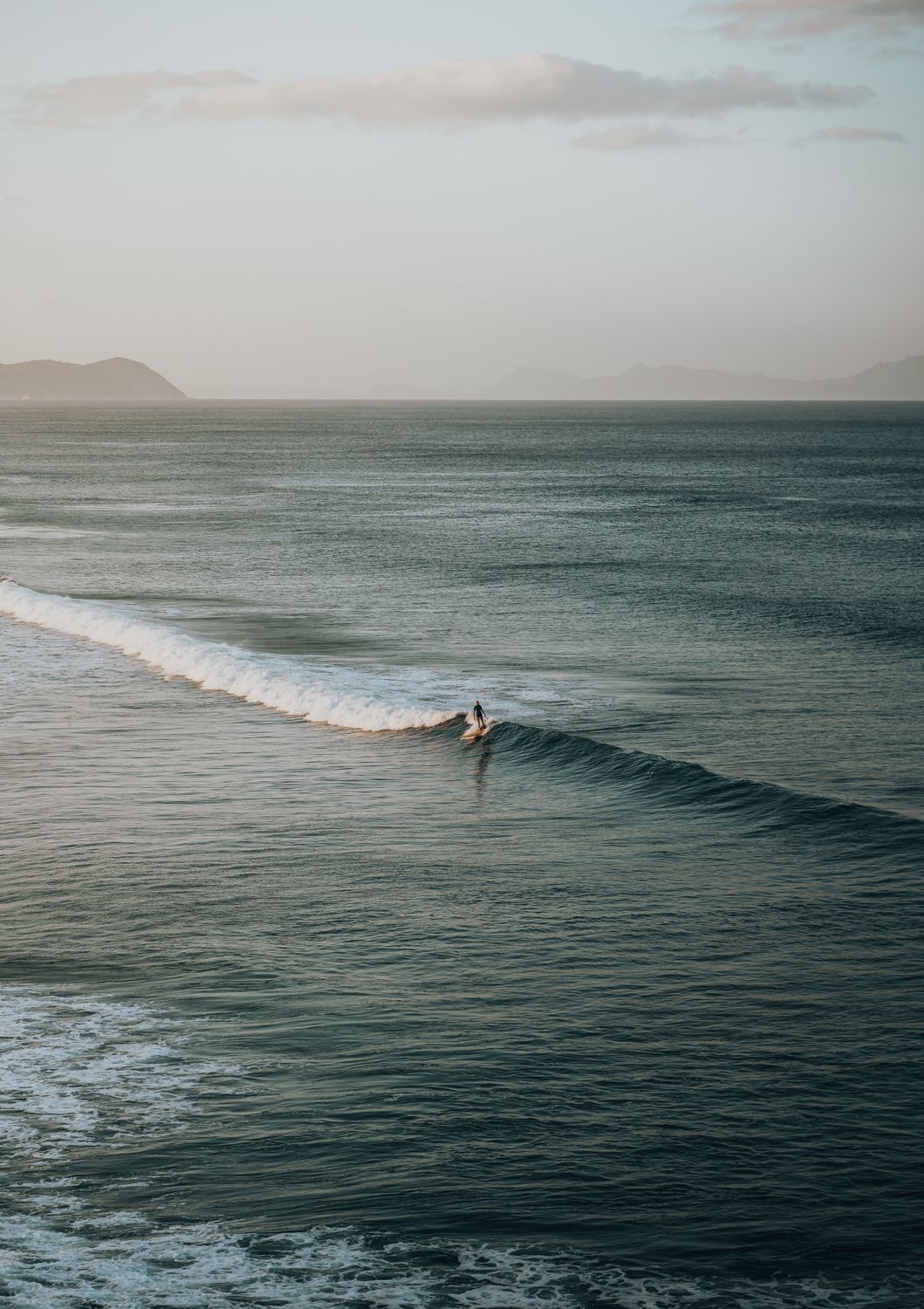 Personne Surfant Sur Les Vagues De La Mer · Photo gratuite