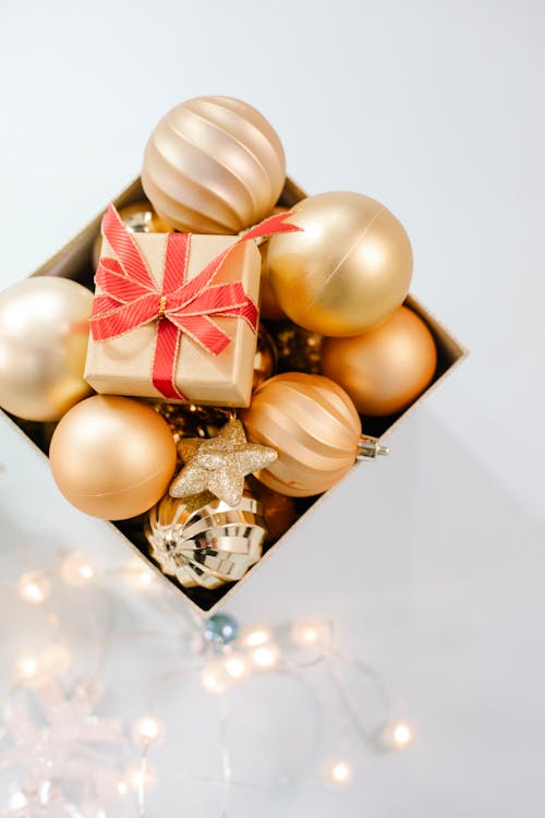 Gouden En Zilveren Kerstballen Op Witte Tafel