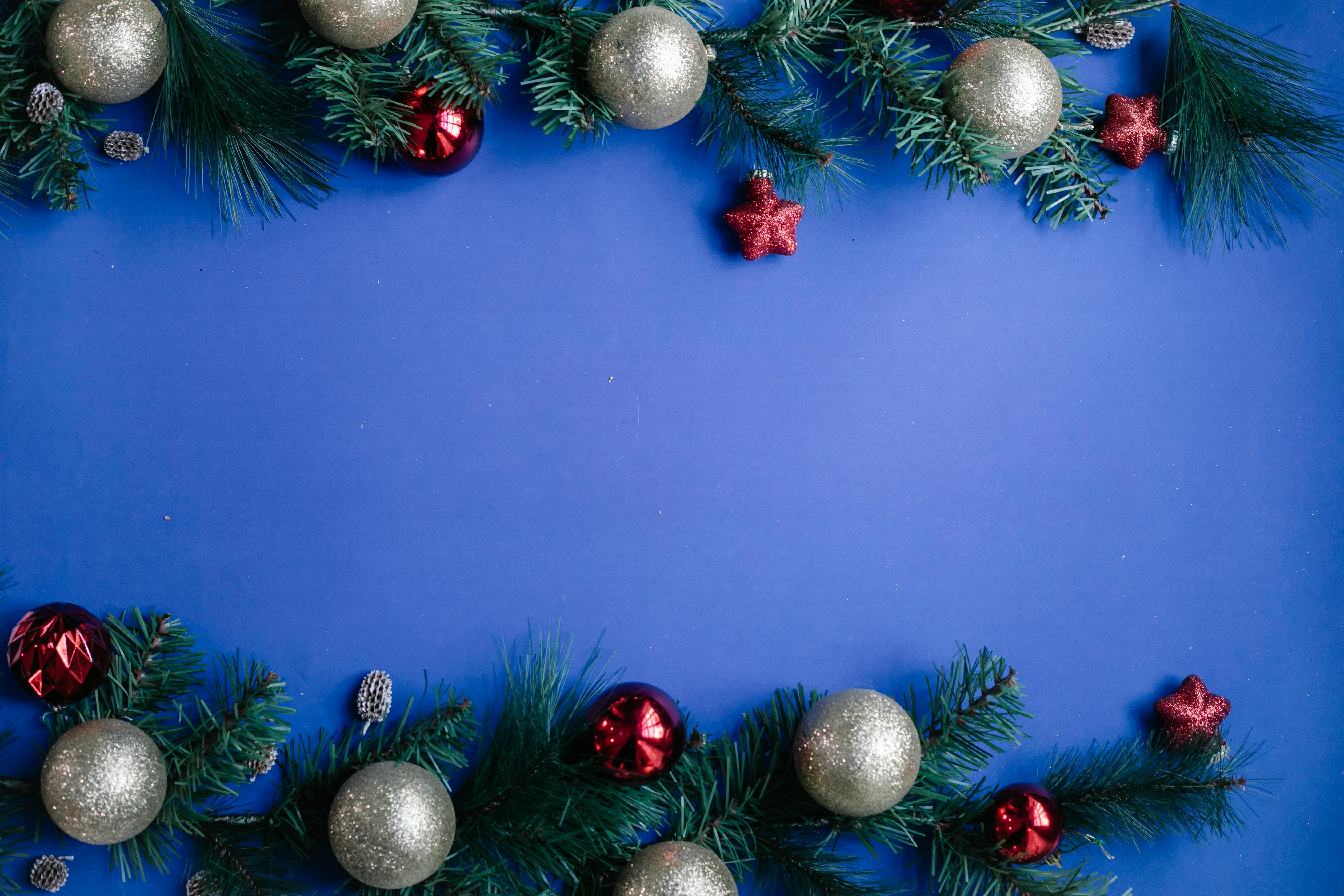 Những chiếc quả cầu Giáng Sinh rực rỡ trên những nhánh cây thông xanh rì rào mang lại cho không gian nhà bạn cảm giác ấm áp và yên bình. Hãy chụp một bức ảnh khỏi hình với không gian tráng lệ mang không khí đầy tình yêu thương này.