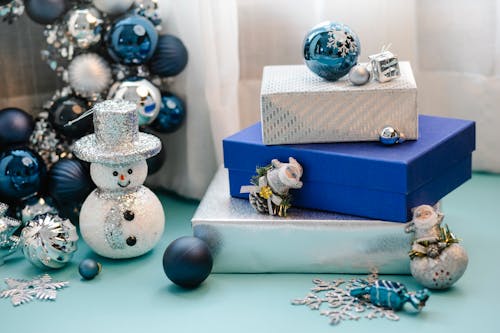 헬로 키티와 눈사람 장식품으로 파란색과 흰색 선물 상자