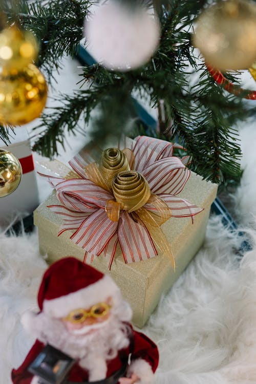 Золотые и красные рождественские шары на белом текстиле