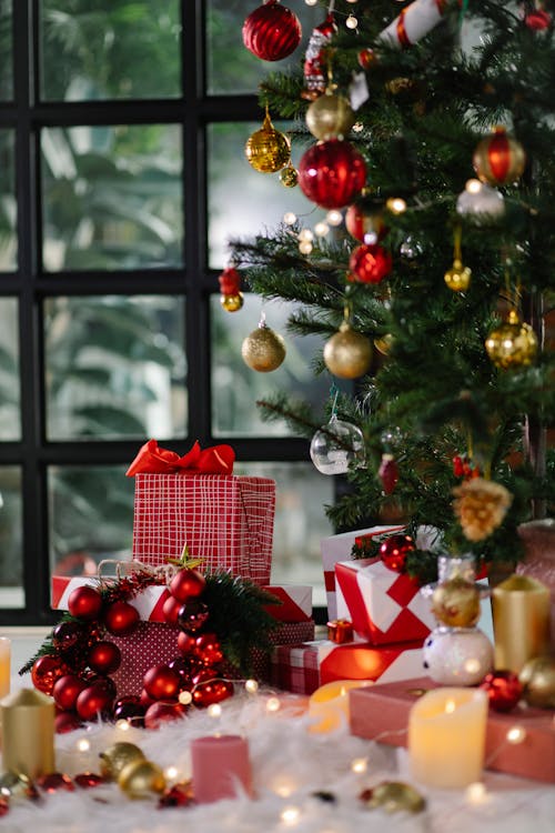 Gratuit Sapin De Noël Vert Avec Boules Et Boîte Cadeau Rouge Et Blanc Photos