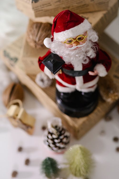 Statuetta Di Babbo Natale Sulla Tavola Di Legno Marrone