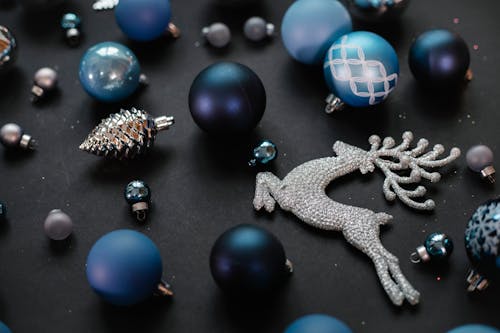 Zilveren En Blauwe Kerstballen Op Zwarte Ondergrond