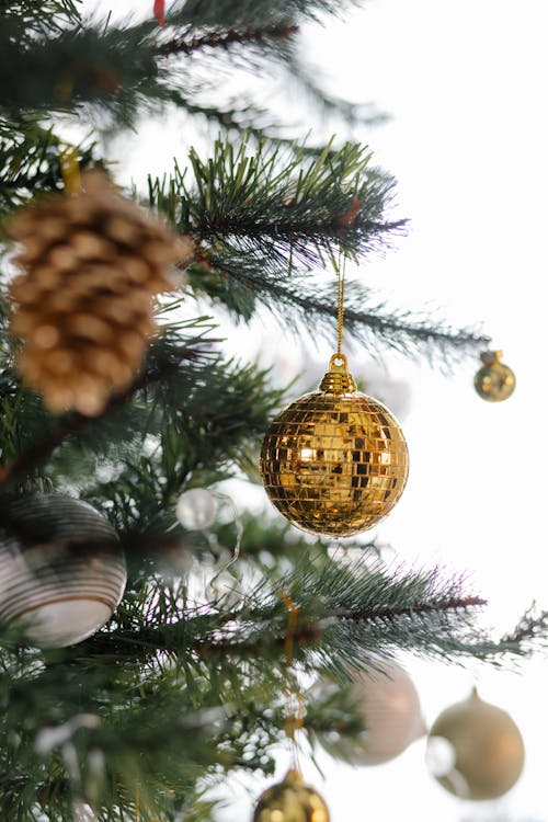 Yeşil Noel Ağacı üzerinde Altın Baubles