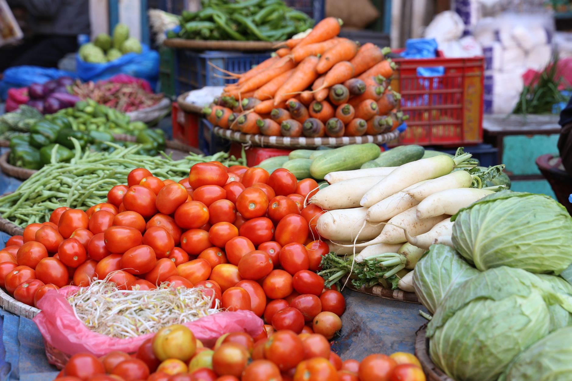 Mercado de Verduras Frescas Puesto de verduras vibrante en un mercado local