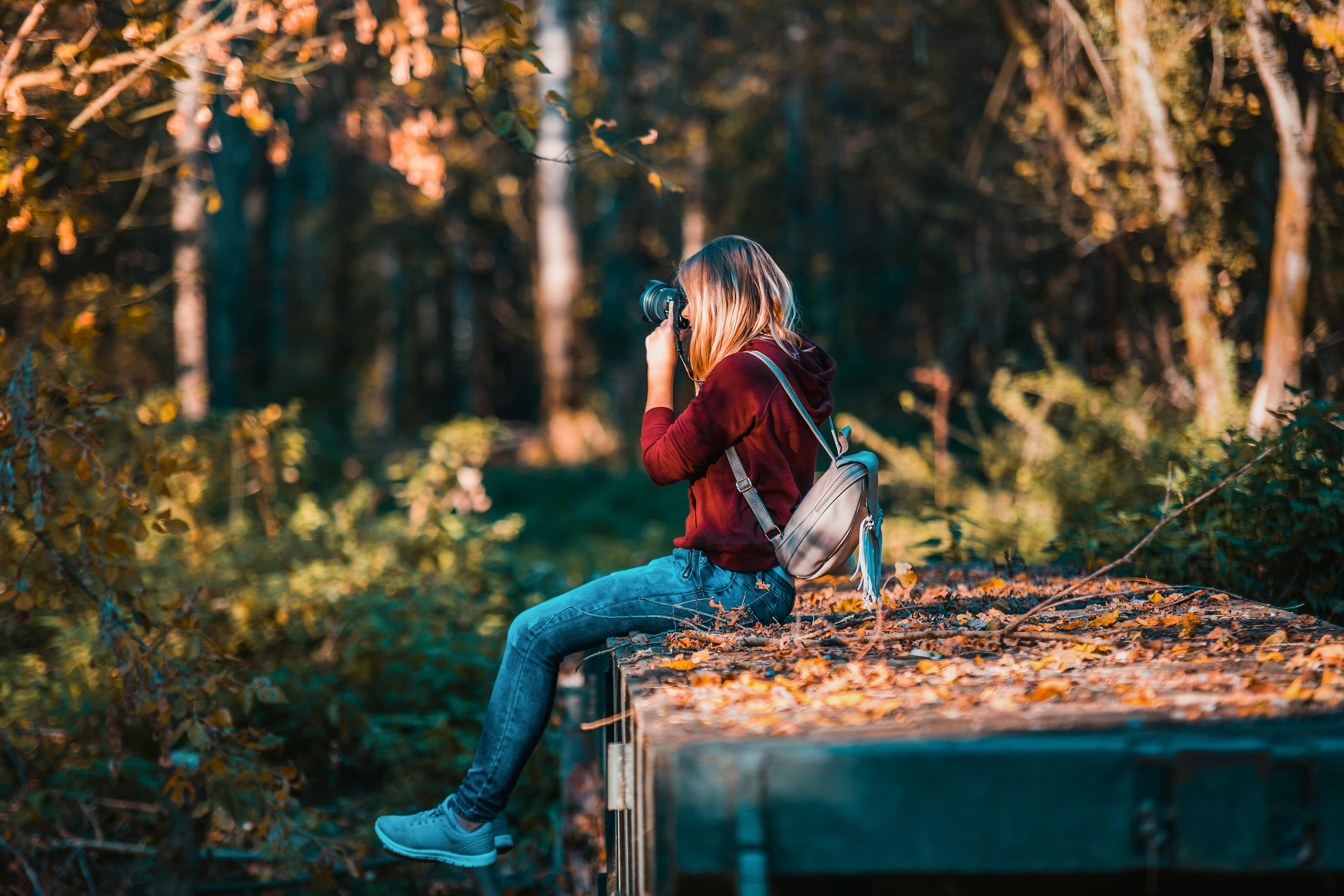 Femme Prenant Une Photo Avec Un Appareil Photo Dans La Rue Image stock -  Image du adulte, extérieur: 238387875