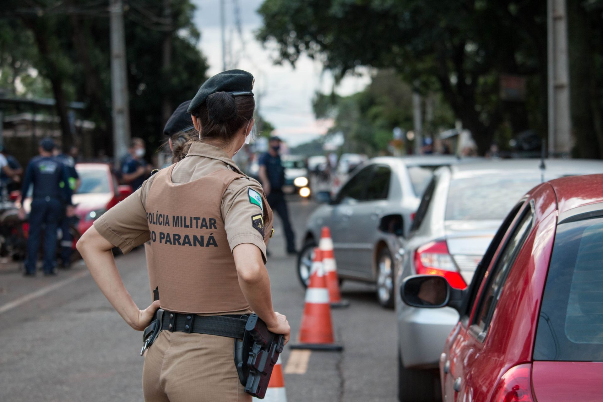 Un poste de contrôle policier dans une rue en pleine journée