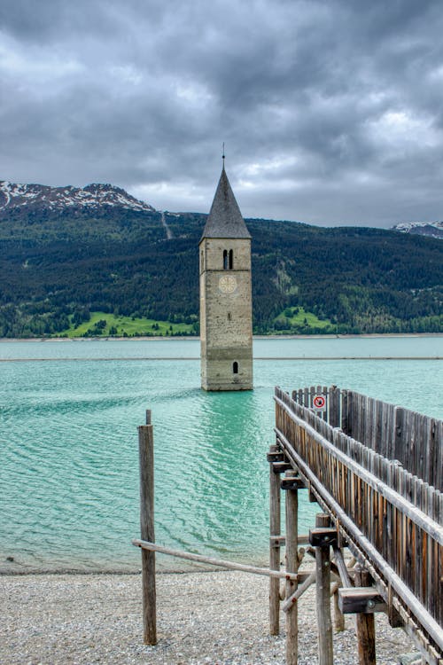 abide, Çan kulesi, göl içeren Ücretsiz stok fotoğraf
