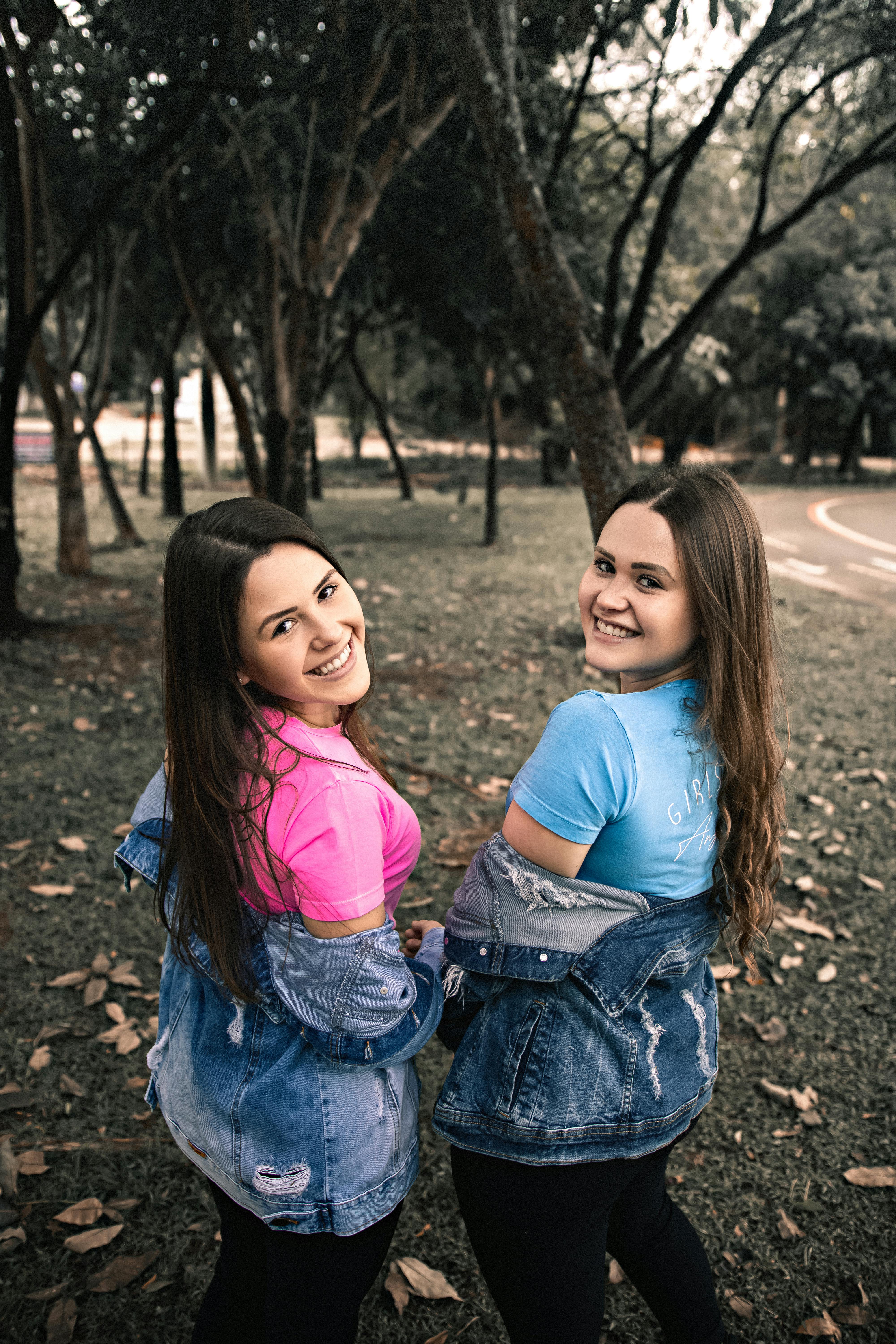 besties photo poses | 2 friends photo poses | sisters photo poses - YouTube
