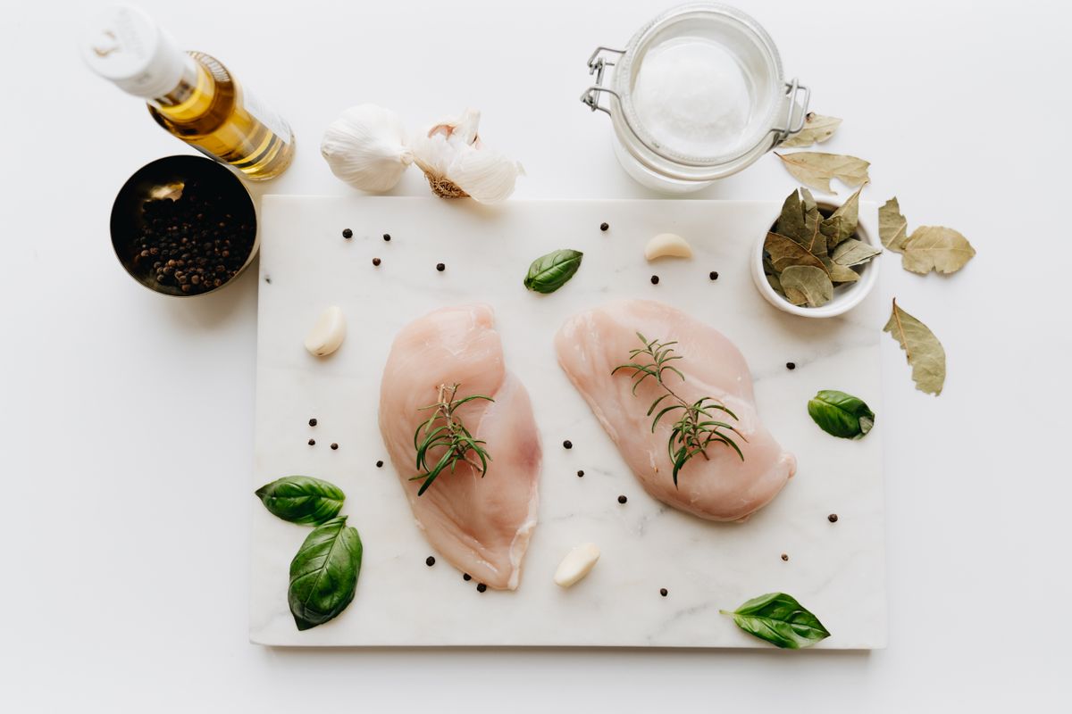 Petto di pollo crudo con rosmarino e spezie