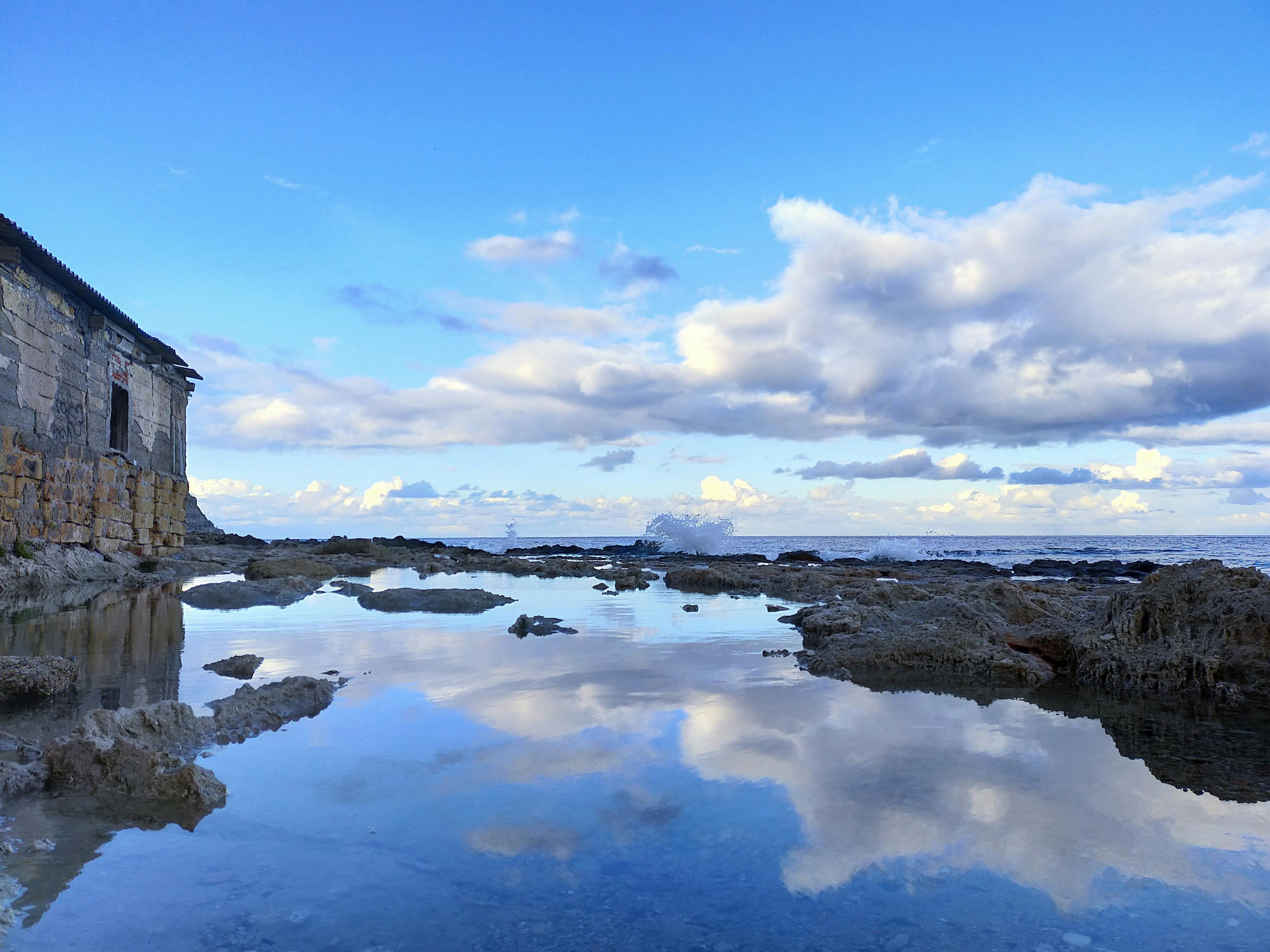 Tigela de café da manhã saudável com iogurte e frutas