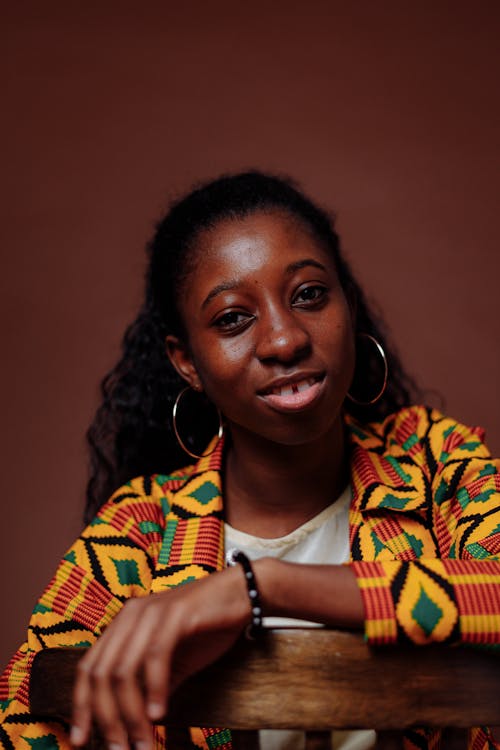 Ingyenes stockfotó afrikai nő, álló kép, barna háttér témában
