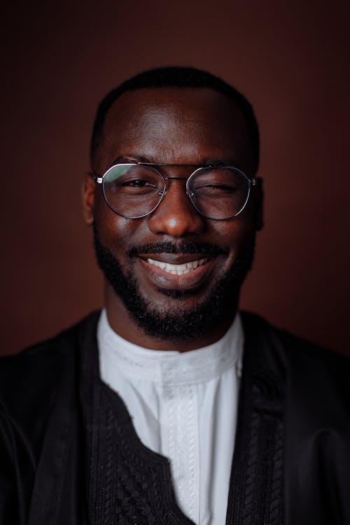 Kostnadsfri bild av afroamerikansk man, glasögon, leende