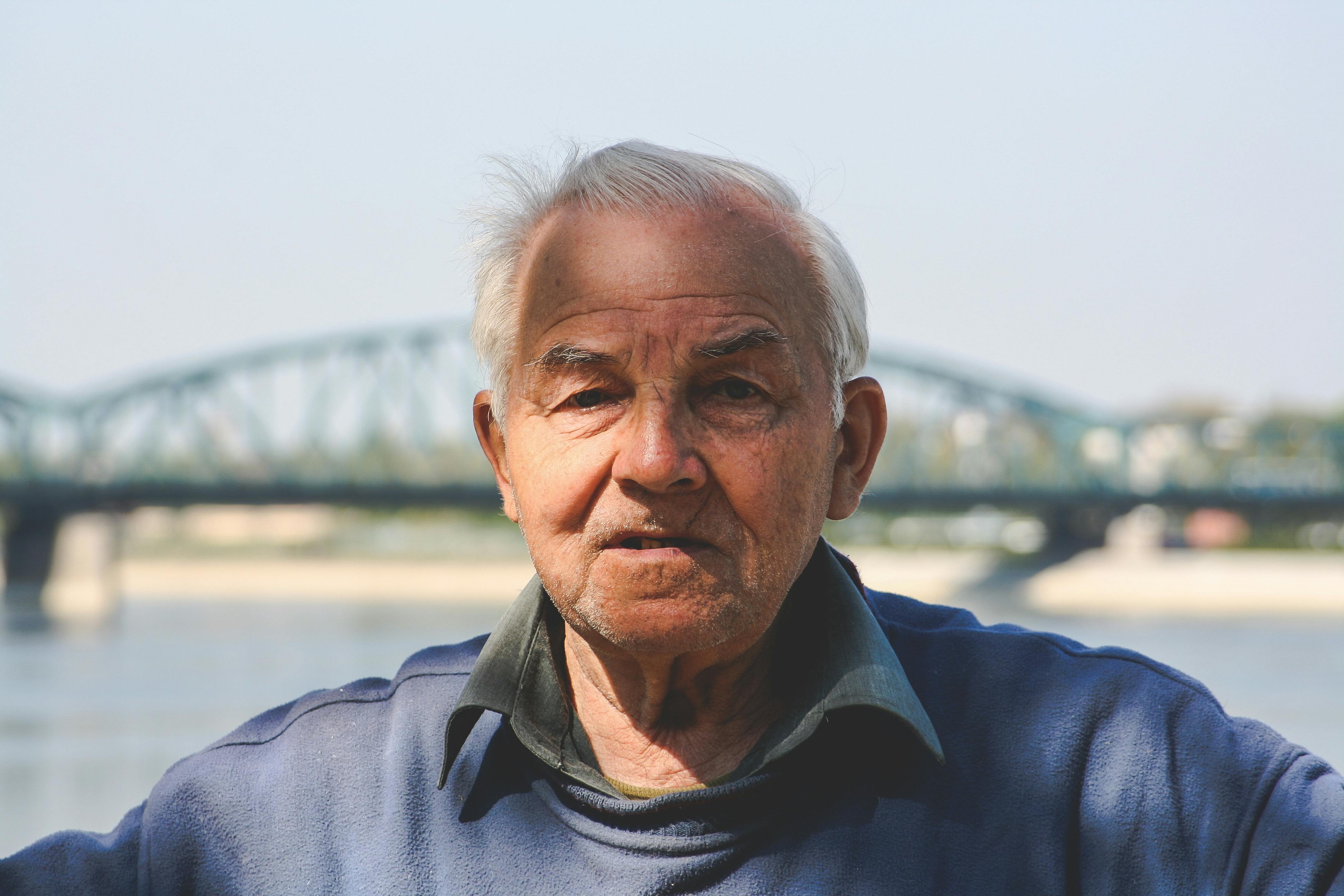 An old man posing to camera. | Photo: Pexels