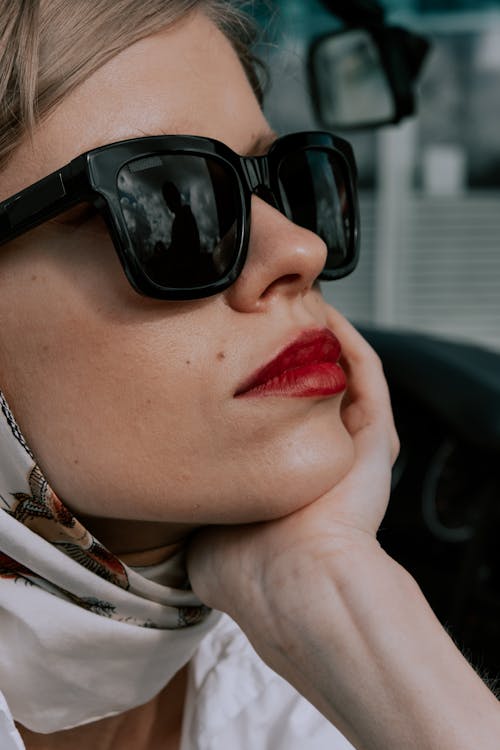 Free Side View of a Woman Wearing Sunglasses and Red Lipstick Stock Photo