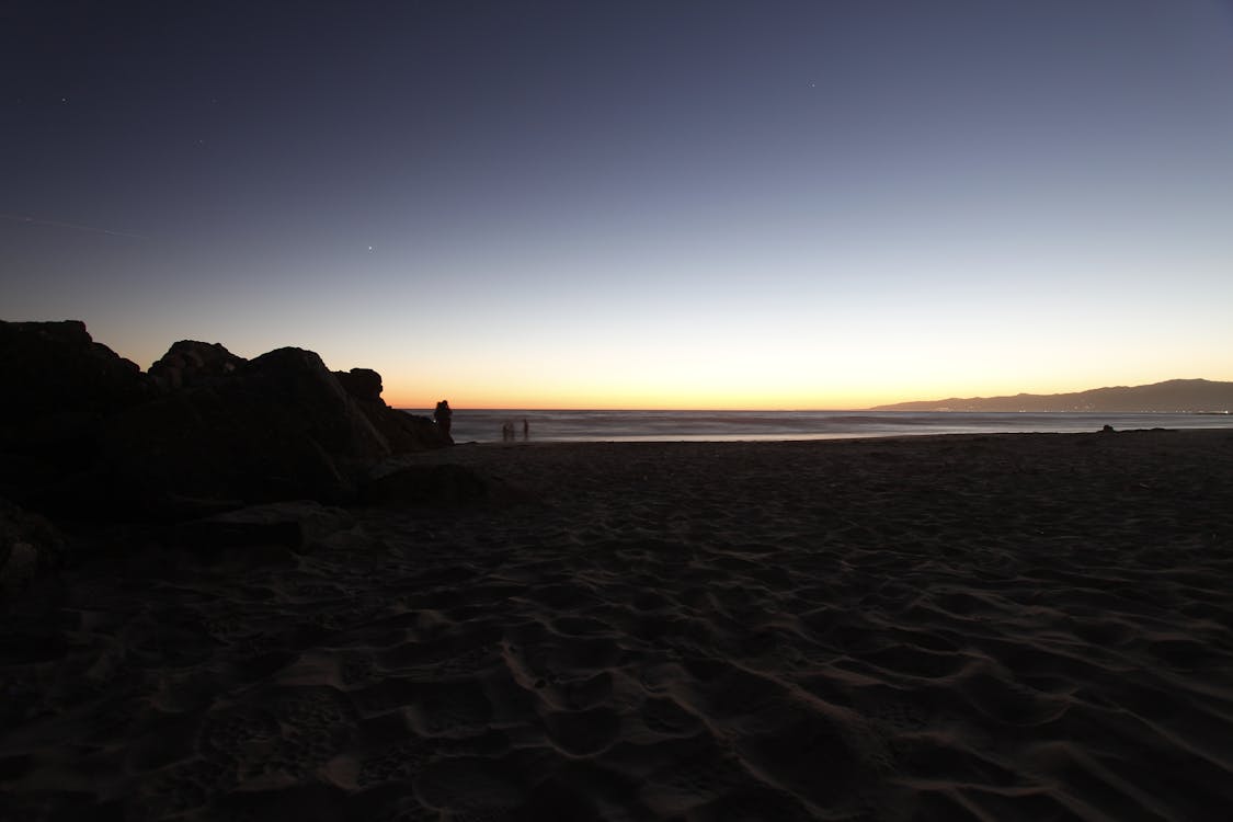бесплатная Берег моря во время заката Стоковое фото