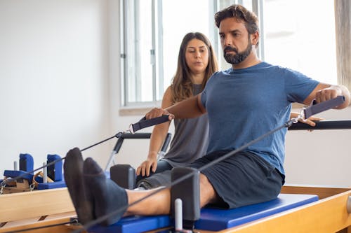 Homme En T Shirt à Col Rond Gris Assis à Côté De La Femme En Débardeur Gris