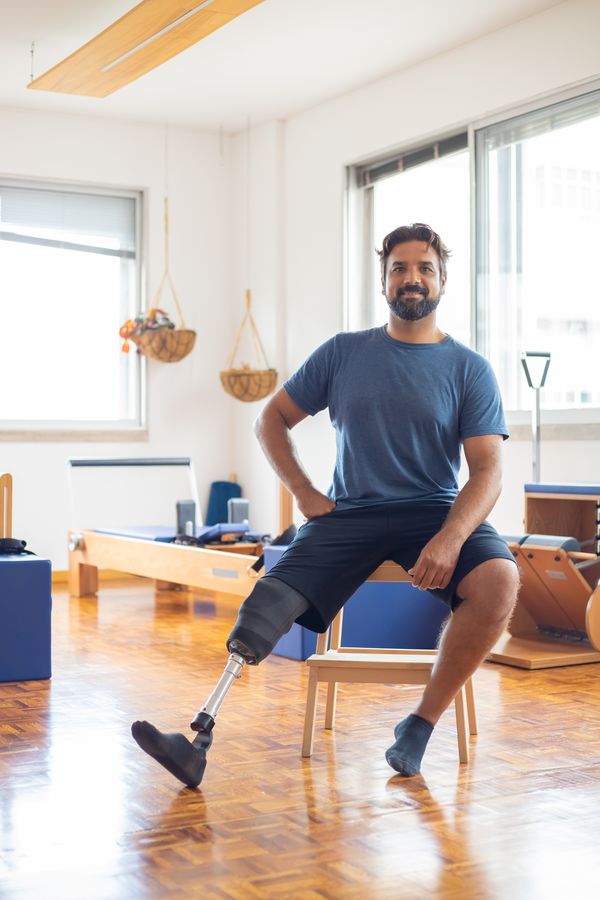 Hombre ejecutando rutina de acondicionamiento físico y fuerza isométrica en equipamiento clásico