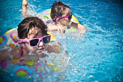 grátis Duas Meninas Nadando Durante O Dia Foto profissional
