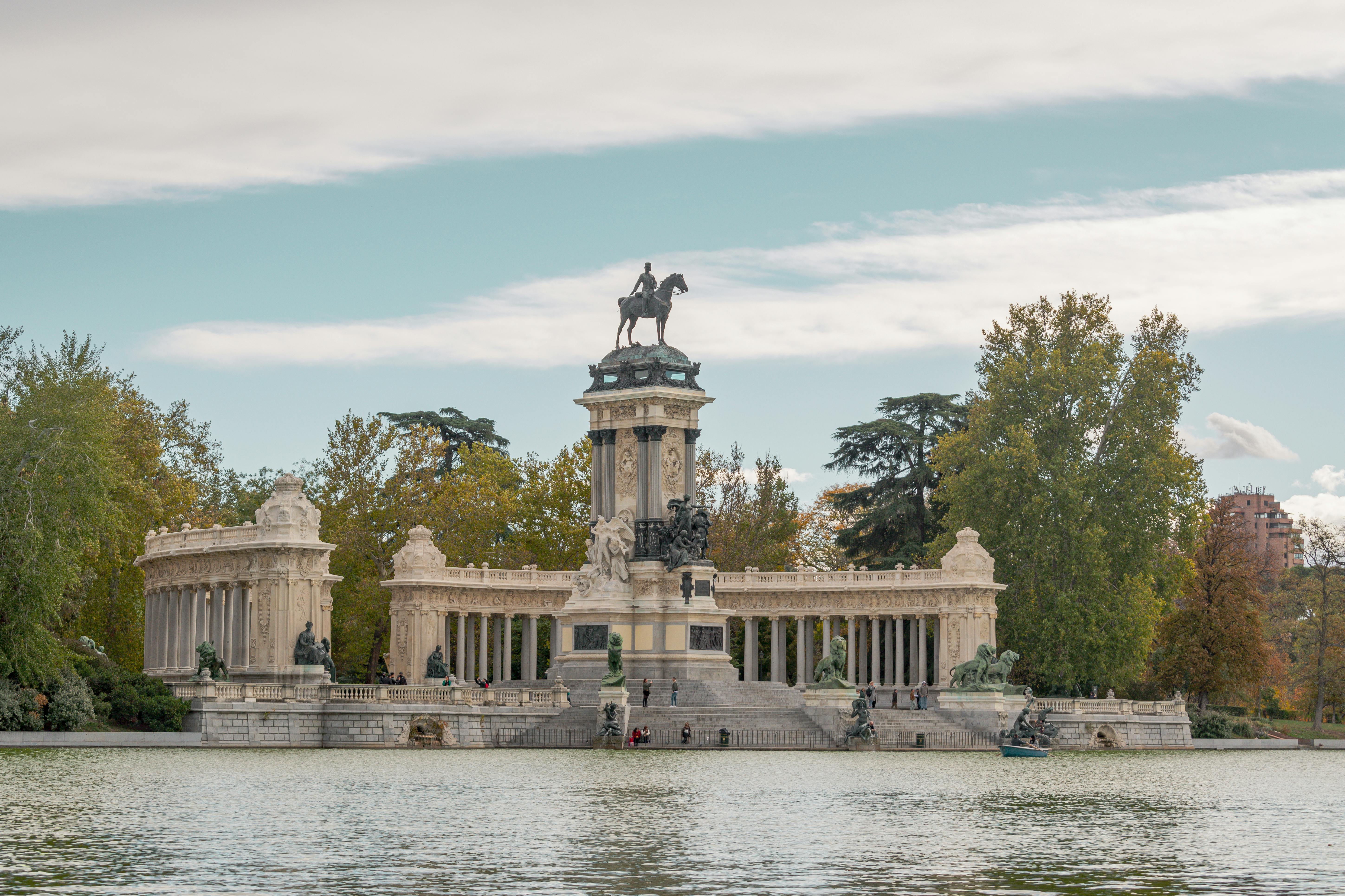 retiro park lake building