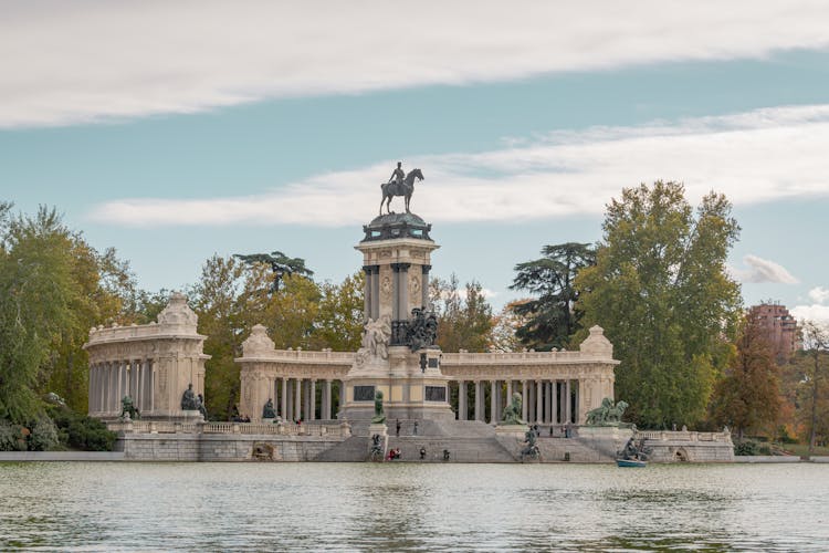 Retiro Park Lake Building 