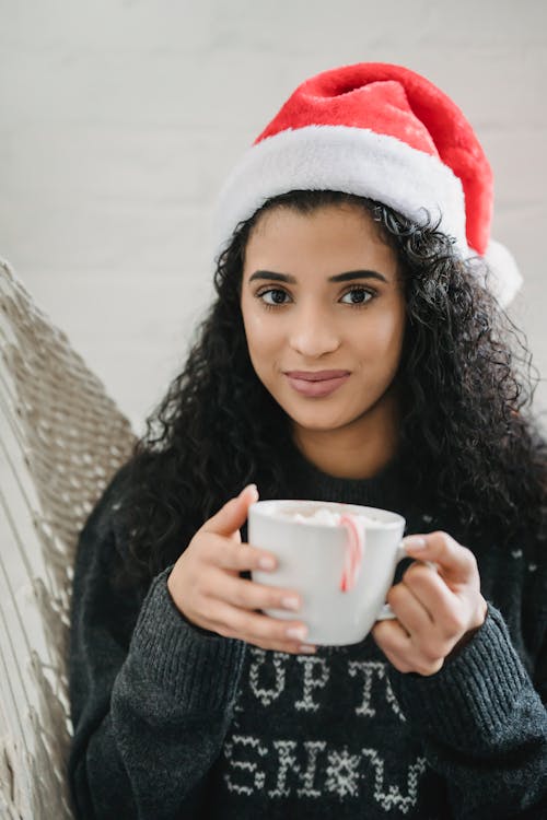 Wanita Dengan Sweater Abu Abu Memegang Mug Keramik Putih