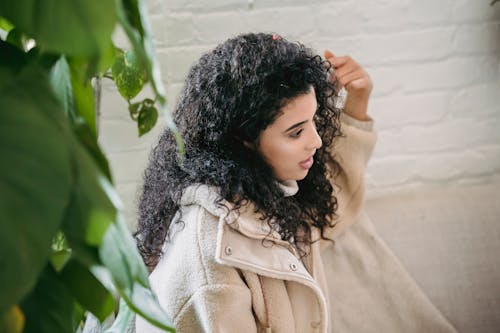 Vrouw In Bruine Vacht Die Zich Dichtbij Groene Installatie Bevindt