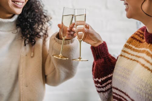 Wanita Dengan Sweater Rajut Merah Memegang Gelas Minum Bening