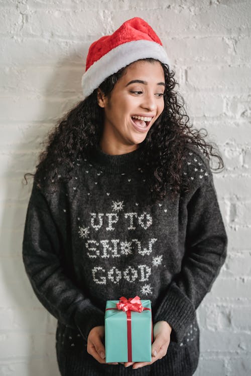 Mulher Em Camisa Preta De Manga Comprida Com Chapéu De Papai Noel Branco